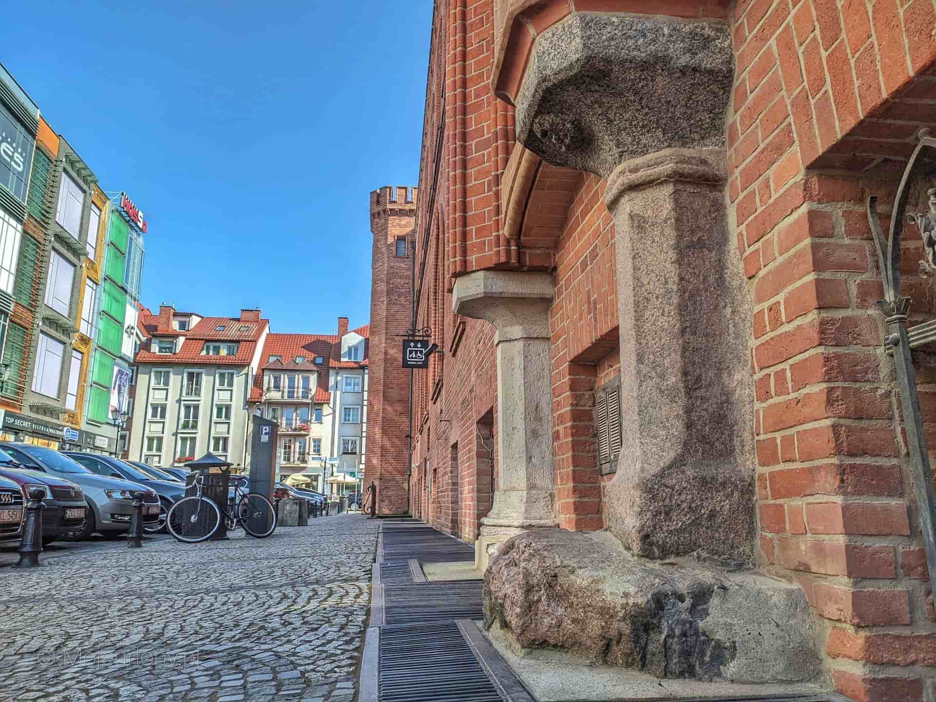 Historia kolumny adebara, czyli dawnego pręgierza miejskiego, to wyjątkowa atrakcja historyczna Kołobrzegu Kolumna Adebara to fascynująca atrakcja historyczna Kołobrzegu