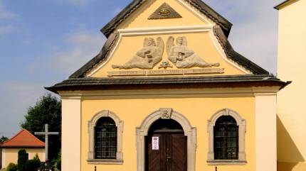 Kaplica czaszek od zewnątrz | CC BY-SA 3.0 by Halicki - Wikipedia