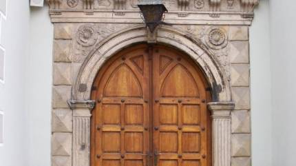 Boczny portal wejściowy do konkatedry | CC BY-SA 2.5 by Lestat (Jan Mehlich) - Wikipedia