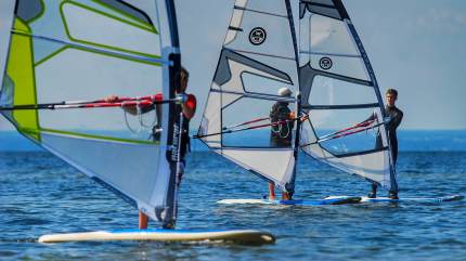 Obóz windsurfingowy dla dzieci i młodzieży w Jastarni i Juracie w bazach SurfPoint. Fot. SurfPoint
