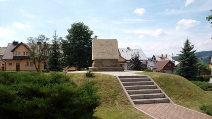 Pomnik na kopcu