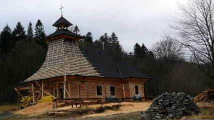 Nowy, drewniany kościółek w Mucznem