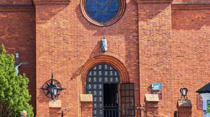 Parafia w Jastarni, Kościół Nawiedzenia Najświętszej Maryi Panny. Fot. Łukasz Grzejszczak Mojeurlopy.pl