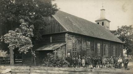 Stary drewniany kościół w Jastarni ~1927 rok. Fotografia z wycieczki szkoły im. K. Szlenkiera w Warszawie. Fot. Cyfrowa Biblioteka Narodowa Polona