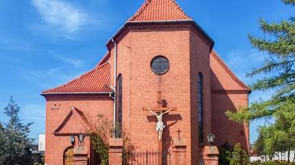 Prezbiterium kościoła pod wezwaniem Nawiedzenia Najświętszej Maryi Panny w Jastarni. Fot. Łukasz Grzejszczak Mojeurlopy.pl