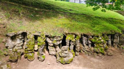 Groty Mechowskie. Charakterystyczne formacje skalne przy wejściu do Grot Mechowskich przypominają kolumny, nazywane są filarami lub stalagnatami. Fot. Łukasz Grzejszczak Mojeurlopy.pl
