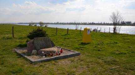 Obelisk z pamiątkową inskrypcją