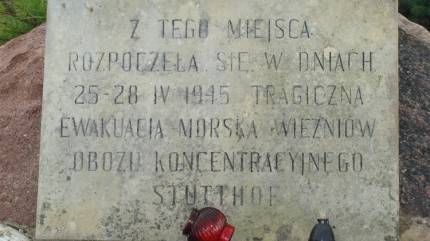 Obelisk z pamiątkową inskrypcją