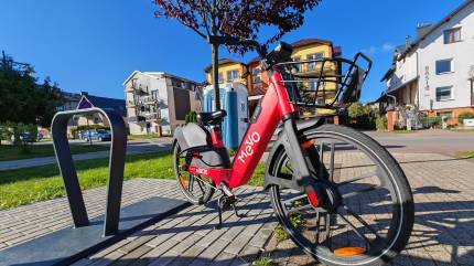 Rower miejski MeVo na stacji WLA009 w Cetniewie. System roweru metropolitalnego trójmiasta w miejscowości turystycznej Władysławowo - Cetniewo. Fot. Łukasz Grzejszczak Mojeurlopy.pl