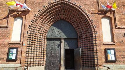 Wejście do Bazyliki Konkatedralnej WNMP w Kołobrzegu. Fot. Łukasz Grzejszczak Mojeurlopy.pl