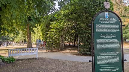 Tablica informacyjna o Zabytkowym Bindażu w Kołobrzegu. Fot. Łukasz Grzejszczak Mojeurlopy.pl