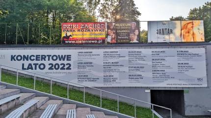 Baner z atrakcjami w okresie lipiec-sierpień 2022 w Kołobrzegu. Fot. Łukasz Grzejszczak Mojeurlopy.pl