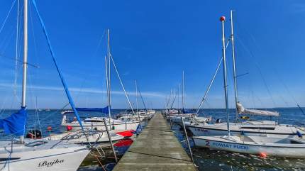 Marina z przystanią wodną w Swarzewie. Widok na łodzie klasy Puck. Fot. Łukasz Grzejszczak Mojeurlopy.pl