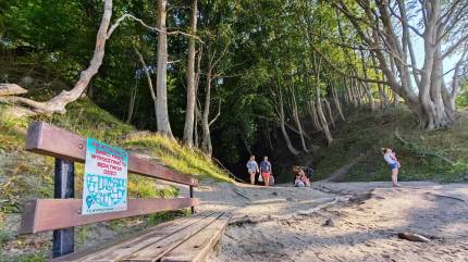 Ławeczka przy wyjściu na plażę 19 z Lisiego Jaru, Jastrzębia Góra. Fot. Łukasz Grzejszczak Mojeurlopy.pl