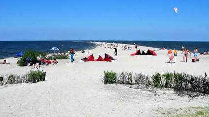 Plaża, molo i przystań w Rewie