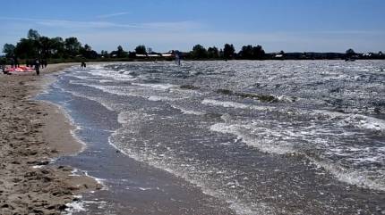 Plaża, molo i przystań w Rewie