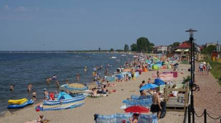 Plaża, molo i przystań w Rewie