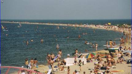 Plaża, molo i przystań w Rewie