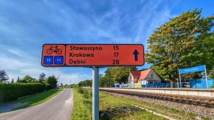 Ścieżka rowerowa prowadzi po dawnej linii kolejowej nr 263 Swarzewo - Krokowa, w tle zabytkowy Dworzec Swarzewo. Fot. Łukasz Grzejszczak Mojeurlopy.pl