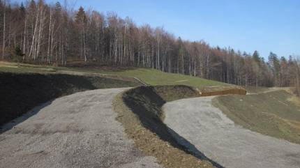 Trasa narciarstwa biegowego i crossowy tor rowerowy.