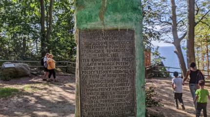 Kawcza Góra - Międzyzdroje. Na szczycie drewnianych schodów z plaży znajduje się pamiątkowy kamień, który kiedyś utonął w morzu, następnie został wydobyty i 1992 roku ustawiony na Kawczej Górze przez polskich leśników. Tablica upamiętnia również długoletnią współpracę polskich i niemieckich leśników. Fot. Łukasz Grzejszczak Mojeurlopy.pl
