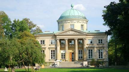 Królikarnia od strony ul. Puławskiej. Autor Kocio - Praca własna, CC BY 3.0, https://commons.wikimedia.org/w/index.php?curid=49237363
