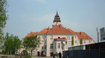ławski Ratusz od strony południowej. By Marcin n - Praca własna, CC BY-SA 3.0, 
