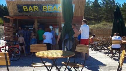 Bar Beach obok Lecha. Dębki, wejście na plażę 23, fot. Mojeurlopy.pl