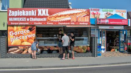 Zapiekanki XXL - Chałupy, ul. Kaperska 41 (obok sklepu spożywczego i bankomatu) fot. Łukasz Grzejszczak, Mojeurlopy.pl