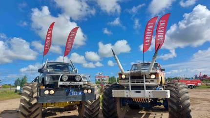 Monster truck na terenie Labiryntu w Polu Kukurydzy w Swarzewie.