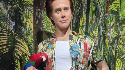 Muzeum Figur Woskowych we Władysławowie. Jim Carrey z papugą. Fot. Muzeum Figur Woskowych