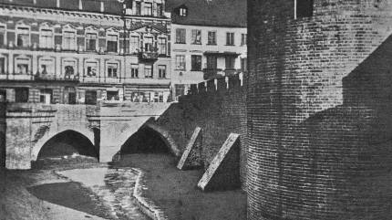 By nieznany/unknown - Szkice staromiejskie, Wydawnictwo Sztuka, Warszawa 1955, photo no 26 between pages 120 and 121, Domena publiczna, https://commons.wikimedia.org/w/index.php?curid=56488211