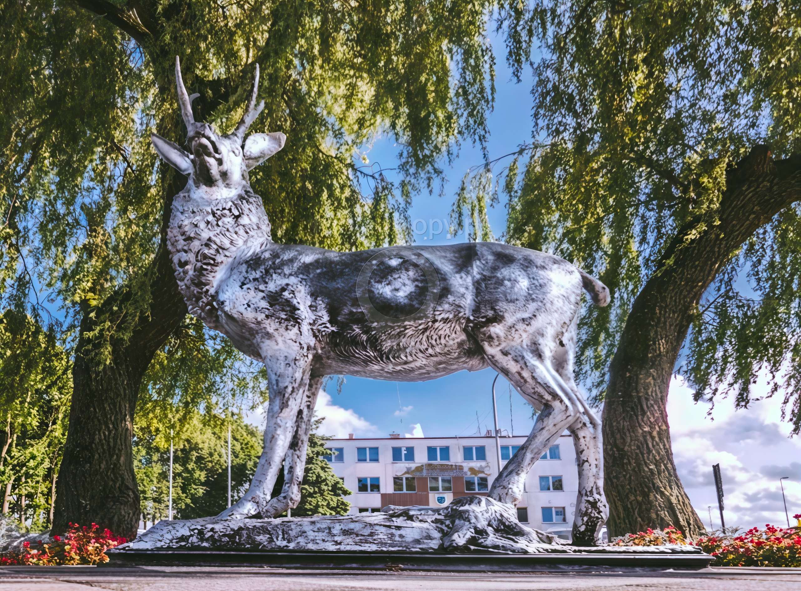 Pomnik jelenia w Mielnie na skwerku przed Urzędem Gminy Pomnik jelenia w Mielnie na skwerku przed Urzędem Gminy