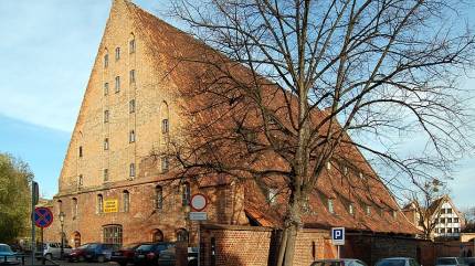 Wielki Młyn w Gdańsku. 
Autorstwa Marcin Białek - Praca własna, CC BY-SA 4.0, https://commons.wikimedia.org/w/index.php?curid=5235602