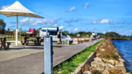 Na Kaczym Winklu dostępne są dla turystów lunety obserwacyjne, z których można obserwować port i marinę w Pucku. Fot. Łukasz Grzejszczak Mojeurlopy.pl