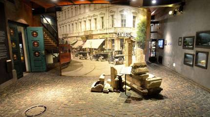 Muzeum Powstania Warszawskiego, Warszawa, Grzybowska. Autor Adrian Grycuk - Praca własna, CC BY-SA 3.0 pl, https://commons.wikimedia.org/w/index.php?curid=31522287