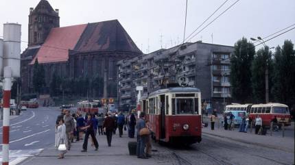 Katedra w 1975 roku, ówczesna ul. Wielka.Autor Kurt Rasmussen, Attribution, https://commons.wikimedia.org/w/index.php?curid=30242536