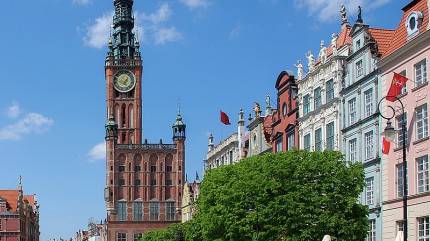 Ratusz Głównego Miasta w Gdańsku – widok z Długiego Targu. Autor Henryk Bielamowicz - Praca własna, CC BY-SA 4.0, https://commons.wikimedia.org/w/index.php?curid=76011224