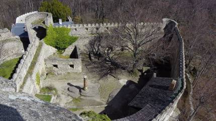 Zamek Chojnik, widok dziedzińca z wieży, fot. Alfista33 CC BY-SA 3.0 pl, https://commons.wikimedia.org/w/index.php?curid=21009837