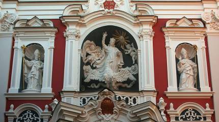 Kościół farny w Poznaniu - fragment fasady. Fot.Przykuta (talk) - Praca własna, CC BY-SA 4.0, https://commons.wikimedia.org