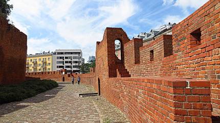Mury obronne Warszawa. Fot.Mister No, CC BY 3.0, https://commons.wikimedia.org