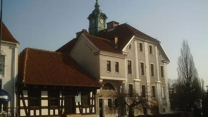 Historyczna zabudowa - strażnica i ratusz - CC BY 2.5, https://commons.wikimedia.org