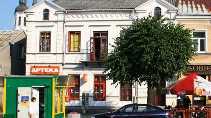 Rynek Zygmunta Augusta - Augustów. Fot.Przykuta - https://commons.wikimedia.org/wiki/File:8,_Rynek_Zygmunta_Augusta_in_Augustow.jpg, CC BY-SA 3.0, https://commons.wikimedia.org