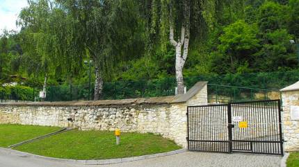 Widok na stary cmentarz żydowski - obecnie boisko szkolne. Fot. Vadim Akopyan - Praca własna, CC0, https://commons.wikimedia.org