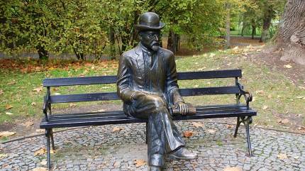 Ławeczka Bolesława Prusa w Nałęczowie. Fot. Henryk Bielamowicz - Praca własna, CC BY-SA 4.0, https://commons.wikimedia.org
