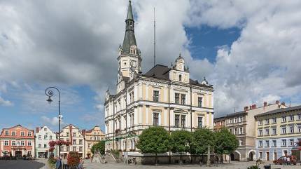 Ratusz w Lądku-Zdroju. Fot. Jacek Halicki - Praca własna, CC BY 3.0, https://commons.wikimedia.org