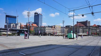 Widok w kierunku północno-wschodnim, w tle Teatr Śląski i wieżowiec Altus. Fot.Mach240390 - Praca własna, CC BY 4.0, https://commons.wikimedia.org