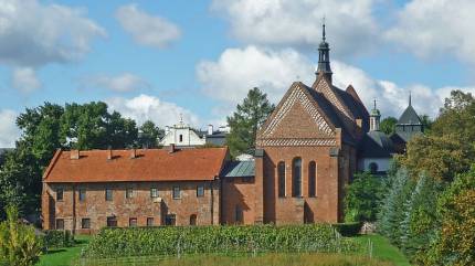 Sandomierz widok na świątynię od strony sandomierskiego zamku. Fot.SchiDD - Praca własna, CC BY-SA 4.0, https://commons.wikimedia.org/w/index.php?curid=44201009