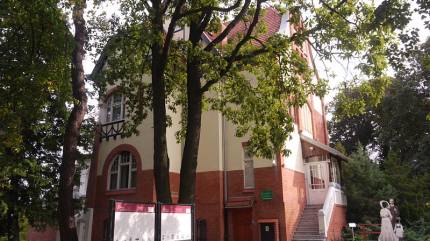 Wejście do Muzeum. Fot. Czupirek - Praca własna, CC BY-SA 3.0 pl, https://commons.wikimedia.org