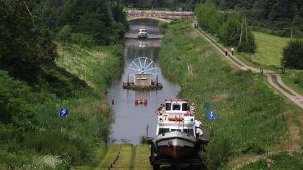 Pochylnia Buczyniec na Kanale Elbląskim. Fot. rysnal, CC BY-SA 3.0, https://commons.wikimedia.org
